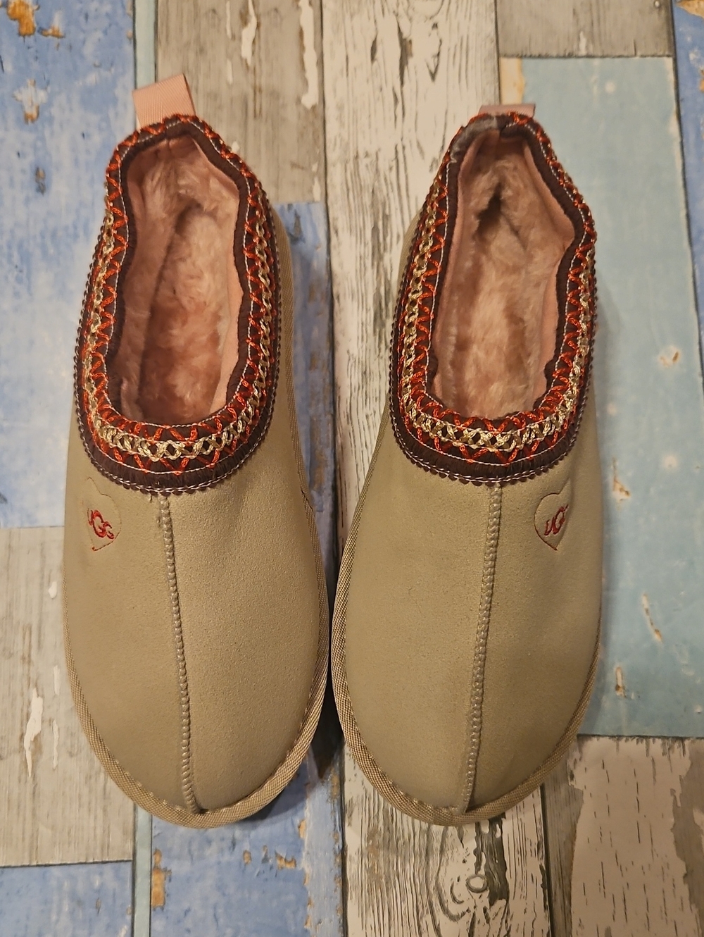 UGG Tasman Love slippers, featuring a distinctive heart Embroidered Slippers 6